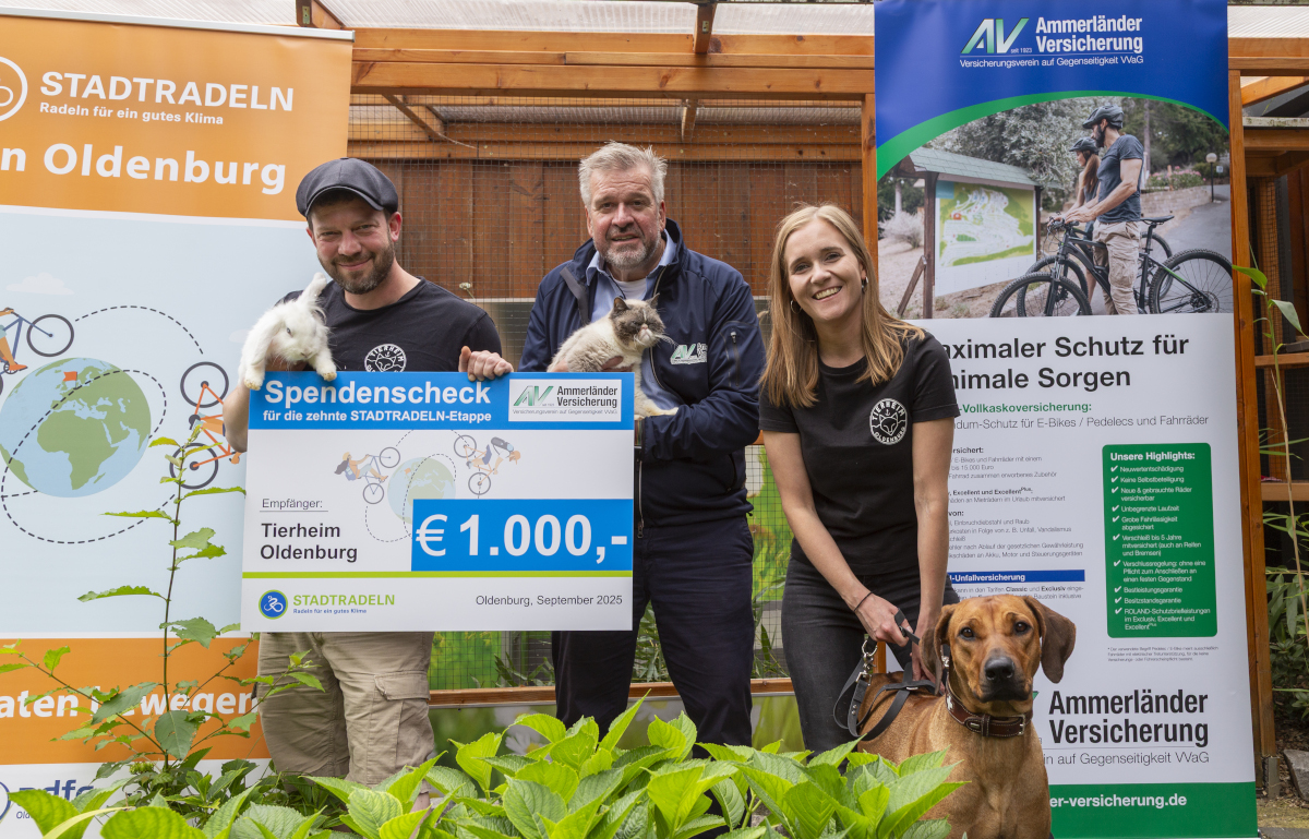  Glückwunsch: Für die finale Etappe beim STADTRADELN Oldenburg überreichte Axel Eilers (Vorstandsvorsitzender der AV/Mitte) die Spende symbolisch an Dominic Köppen (Leiter/links) und an Mitarbeiterin Christin Jedamzik (rechts) vom Tierheim Oldenburg. Das Geld kommt auch Martha, Gabi und Löffel (v.l.) zugute.